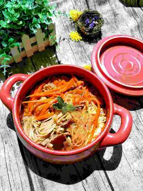 无论是那一涓汤汁，还是柔软的粉丝，或是香浓的卤肉，都会让人一看便食欲大振。