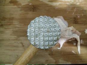 用肉锤把鸡腿肉锤松。