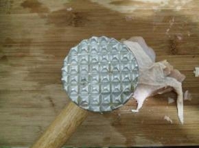 用肉锤把鸡腿肉锤松。