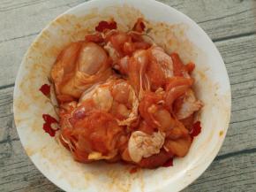 放入碗中，加入奥尔良腌料用手抓匀，放冰箱冷藏至第二天入味，期间翻动几次。