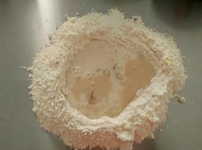 除黄油外的材料放一起揉成无干粉的面团。