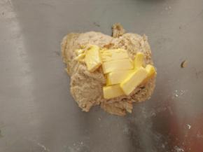 加入切成小块的黄油。