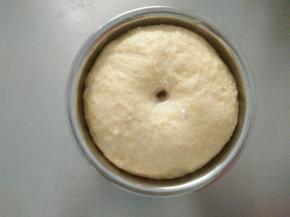 放温暖处发酵至约两倍大，用手指沾高粉在中间插下去，小洞不回缩不塌陷就好了。