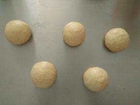 发酵好的面团排气后平均分成9份，揉圆后醒发15分钟。