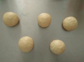 发酵好的面团排气后平均分成9份，揉圆后醒发15分钟。