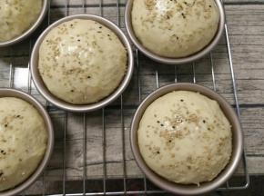 表面刷蛋液，撒上芝麻。