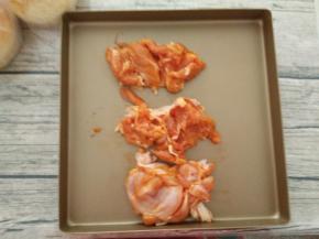 腌好的鸡腿肉放在烤盘中。