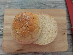 汉堡坯用刀从中间剖开。