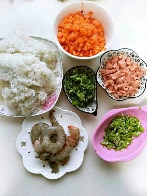 材料:红萝卜，火腿肠，切丁，鲜虾洗净拨皮去沙线，生菜叶一片切碎。
