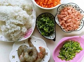材料:红萝卜，火腿肠，切丁，鲜虾洗净拨皮去沙线，生菜叶一片切碎。
