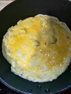 鸡蛋打散摊成蛋饼