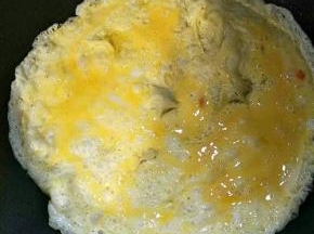 鸡蛋打散摊成蛋饼