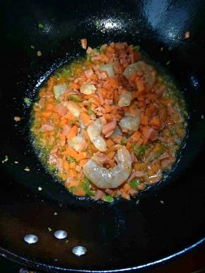 锅内油热，放入辅料加少许盐翻炒。