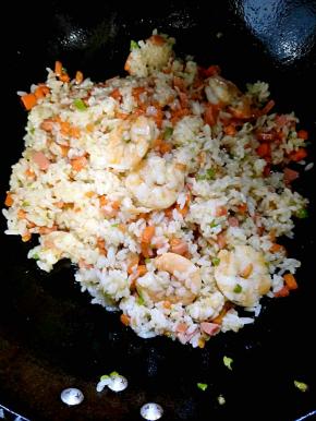 倒入剩米饭翻炒加盐，鸡精调味！