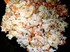 倒入剩米饭翻炒加盐，鸡精调味！