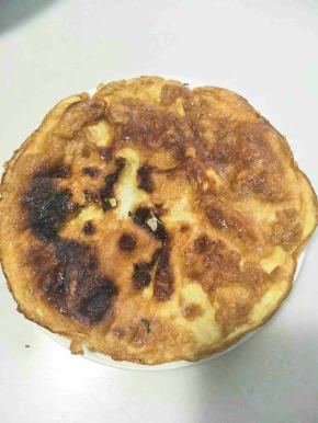 鸡蛋饼放入盘子里