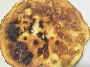 鸡蛋饼放入盘子里