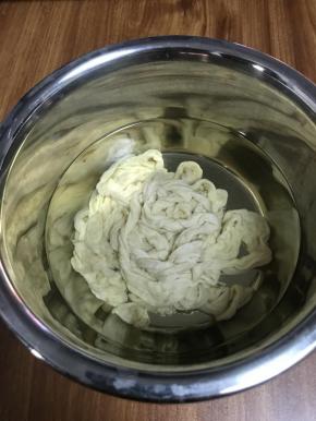 今天买的猪肠衣，专门做风干腊肠用的，上次做奥尔良用的羊肠衣，个人觉得猪肠衣好些，腥味淡。反复清洗，用水浸泡肠衣，水中加少许料酒。