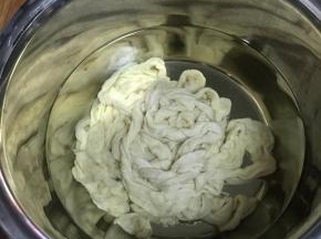 今天买的猪肠衣，专门做风干腊肠用的，上次做奥尔良用的羊肠衣，个人觉得猪肠衣好些，腥味淡。反复清洗，用水浸泡肠衣，水中加少许料酒。