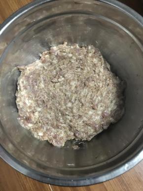 放入盆中，盖保鲜膜，腌一会儿。