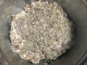 放入盆中，盖保鲜膜，腌一会儿。