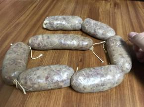 罐装：尾端系个扣子，然后一节一节灌入肉馅，绳子系口，用牙签扎一扎，然后前后来回滚滚肠子，挤出气体。