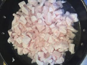 稍微清洗表面，切成小块，再次冲洗油块，放入锅中，放入一杯水的量，保证底部不干燥，即可。