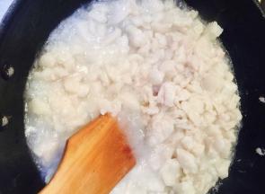 我放的水有点多，开火，水开后开始记得翻炒，避免糊锅，水慢慢蒸发后，油分开始析出，转小火。