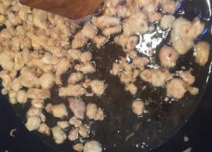 继续熬，小火，这时猪油渣已经很小了，油出了差不多了已经。