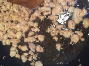 继续熬，小火，这时猪油渣已经很小了，油出了差不多了已经。