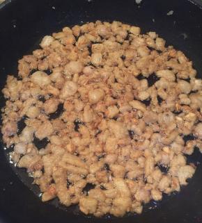 猪油渣变的微微焦黄，停火捞出猪油渣，猪油微微放凉。猪油渣不可以炸糊，或者过焦，否则你的猪油有糊味，也不会特别干净的白。