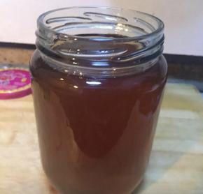 找个广口的玻璃瓶，用热水烫过，擦干，猪油过滤入瓶，放入一小勺盐和糖，保鲜去怪味的。晾凉后入冰箱冷藏。夜晚拍照，实际猪油没有图片颜色这么重，实际颜色很透亮的哦。