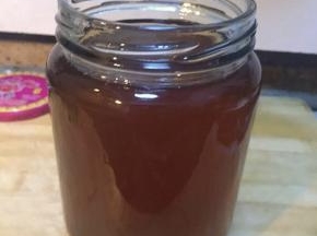 找个广口的玻璃瓶，用热水烫过，擦干，猪油过滤入瓶，放入一小勺盐和糖，保鲜去怪味的。晾凉后入冰箱冷藏。夜晚拍照，实际猪油没有图片颜色这么重，实际颜色很透亮的哦。