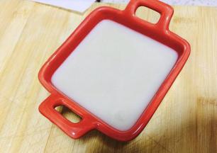 放了小碗一份，观察颜色，两小时后，小碗的凝固了，非常白析，那也要冷藏一下，隔天或者隔两天再用。