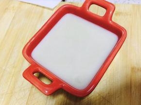 放了小碗一份，观察颜色，两小时后，小碗的凝固了，非常白析，那也要冷藏一下，隔天或者隔两天再用。