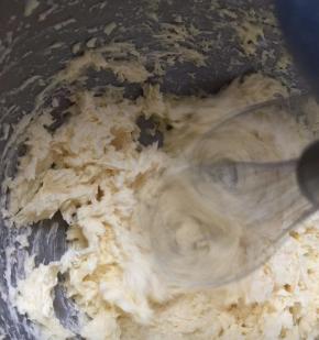 首先制作饼干，软化黄油，加糖粉稍微搅拌一下，因为要打发，避免飞很多尘，然后开始打发，发白，稍微膨胀，即可，加入全蛋一只，香草精继续打至混匀即可，筛入低筋面粉，混合均匀成面团。