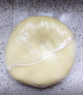 把面团放到塑料袋里，放入冰箱冷藏室里2小时左右，如果着急，放冷冻20分钟即可。