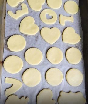 全部压好后放烤箱，180度，15分钟，即可。