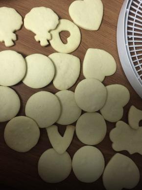 晾凉，现在我们开始做蛋白糖霜。