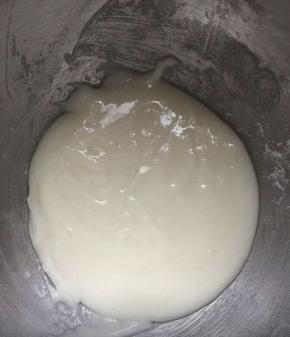 筛入糖粉，记得，这个糖粉一定要过筛，且要用最细的筛子，因为有颗粒的糖粉会堵塞一会儿的裱花嘴。搅拌均匀光滑。