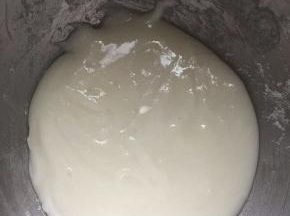 筛入糖粉，记得，这个糖粉一定要过筛，且要用最细的筛子，因为有颗粒的糖粉会堵塞一会儿的裱花嘴。搅拌均匀光滑。