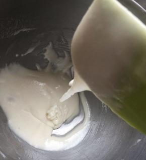 加入水饴和香草精，检查下，是否流动顺滑，流动性要比较好才行，如果流动性不畅快，加水即可。图中的流动性还是不够，再加几毫升水。加水后没有拍照。