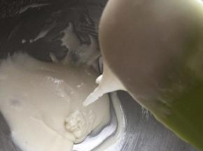 加入水饴和香草精，检查下，是否流动顺滑，流动性要比较好才行，如果流动性不畅快，加水即可。图中的流动性还是不够，再加几毫升水。加水后没有拍照。