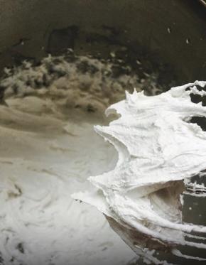 打蛋器打发至直立尖角即可。