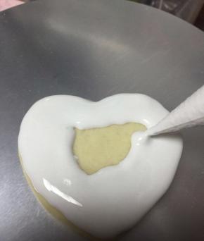 装入裱花袋里，剪个小口子。一圈一圈挤满饼干表面。