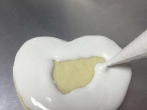 装入裱花袋里，剪个小口子。一圈一圈挤满饼干表面。