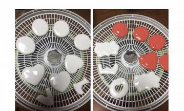 饼干挤好后，放入烘干机的架子上，烘干机温度调至60度左右，两个小时。