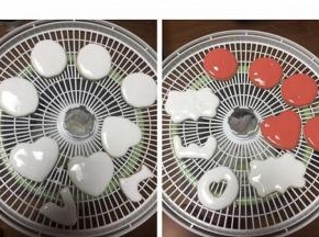 饼干挤好后，放入烘干机的架子上，烘干机温度调至60度左右，两个小时。
