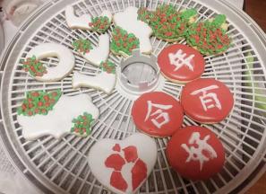 利用抖粉模具片，咖啡花片，等等花片，来涂抹蛋白糖霜，也可以做好看的造型。继续放入烘干机中，两个小时。