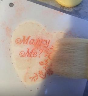 我又额外烤了一些饼干，饼干做法一样，就是烤之前，把模具片铺在饼干上，刷一些果粉，比如草莓粉，可可粉。用小刷子轻轻刷。